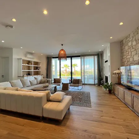 4 Bedroom With Private Pool And Separate Staff In Yalikavak