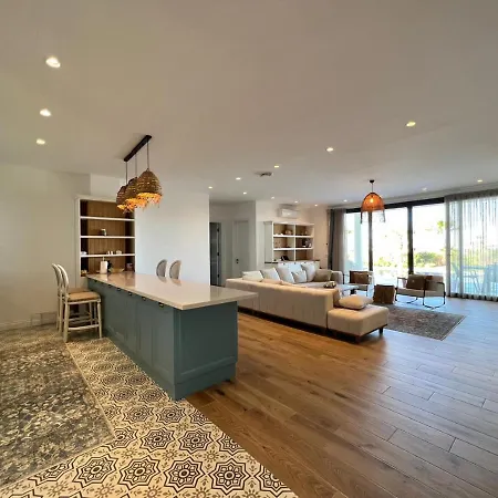 4 Bedroom With Private Pool And Separate Staff In Villa