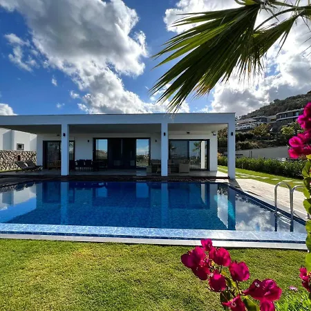 4 Bedroom With Private Pool And Separate Staff In Villa *